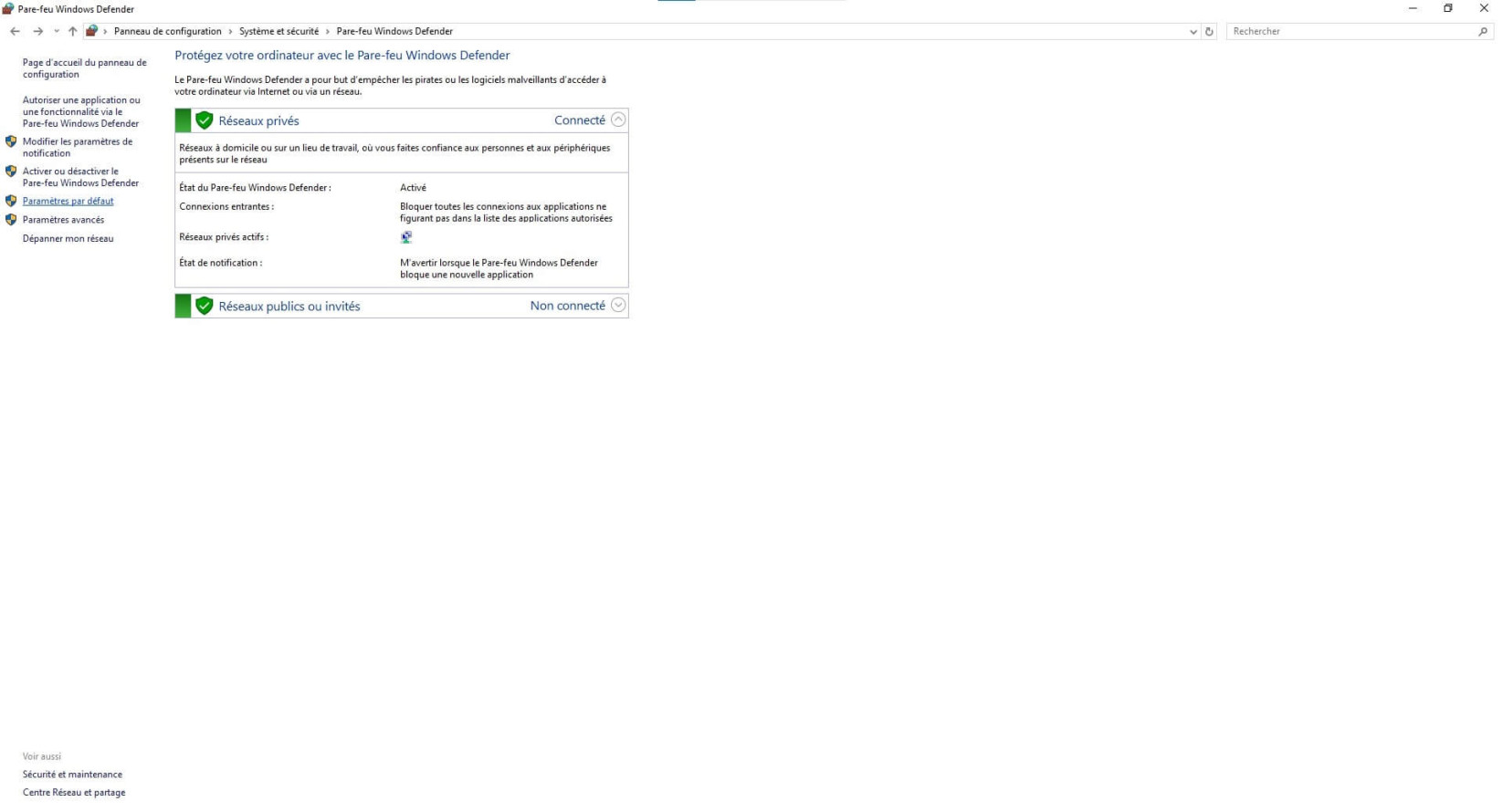 Une capture d'écran de la page des paramètres du pare-feu Windows, avec un zoom sur l'option « Restaurer les paramètres par défaut » sur la gauche.