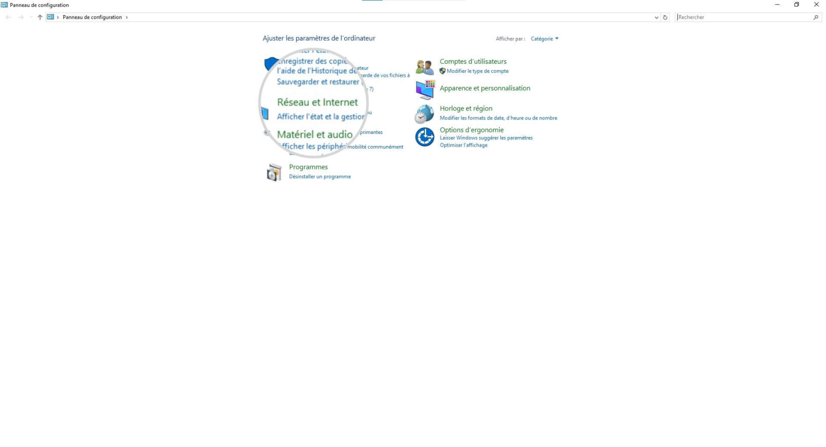Une capture d'écran du Panneau de configuration Windows, avec un zoom sur le paramètre Réseau et Internet.