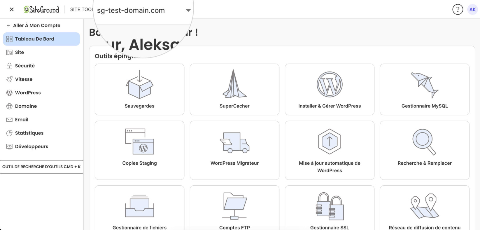 Panneau Site Tools de SiteGround pour le domaine sg-test-domain.com, avec le menu latéral gauche visible (Tableau de bord, Site web, Sécurité, Vitesse, WordPress, Domaine, E-mail, Statistiques et Développeurs) et la section « Outils épinglés » affichant des options telles que Sauvegardes, SuperCacher, Installer et gérer WordPress, Gestionnaire MySQL, Copies d’environnement de staging, WordPress Migrator et Mises à jour automatiques de WordPress.