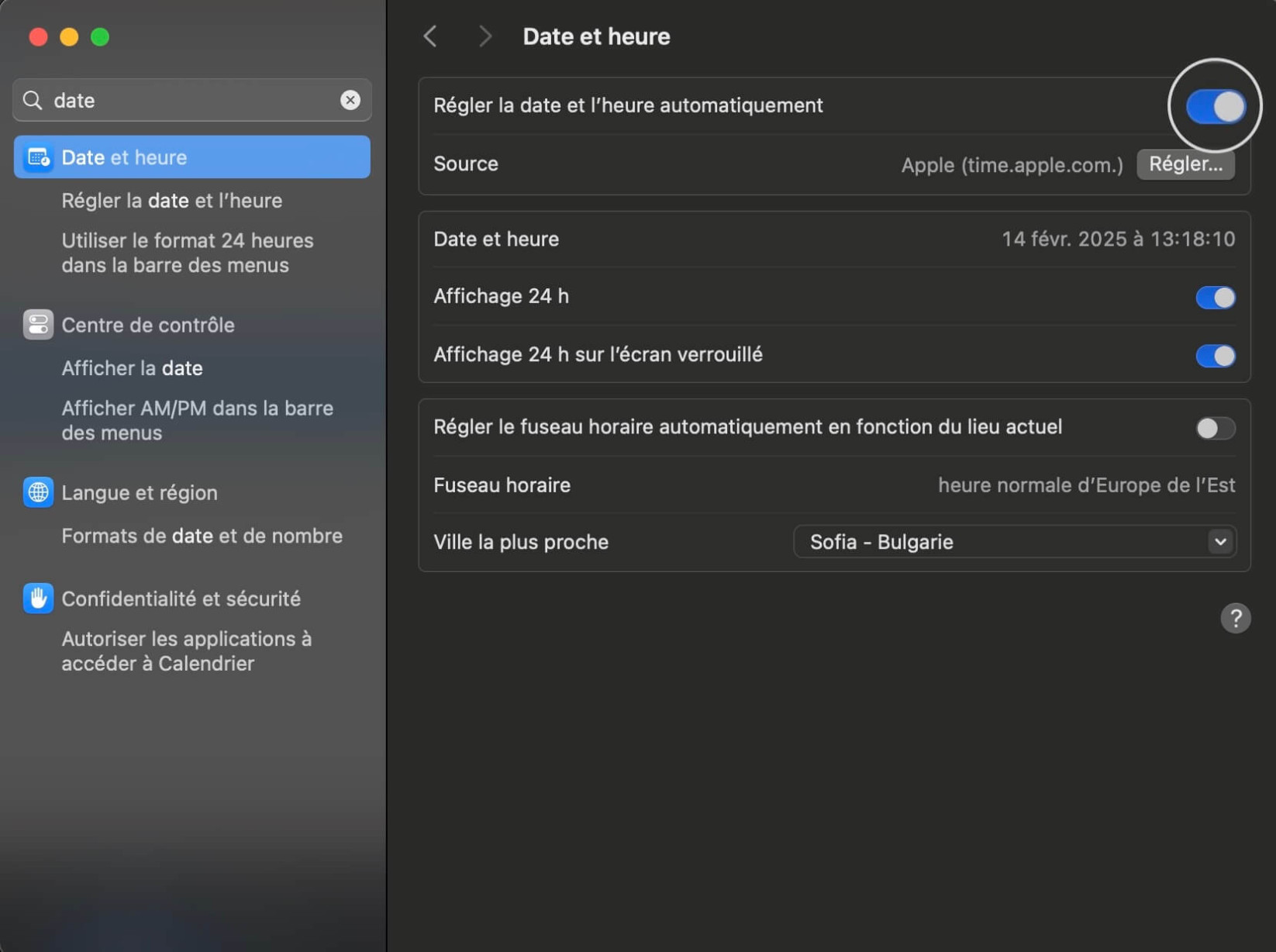 Capture d'écran des paramètres de date et d'heure sur macOS, avec un surlignage du bouton pour définir automatiquement le fuseau horaire.