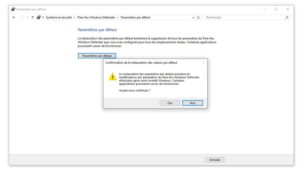 Une capture d'écran des paramètres du pare-feu Windows Defender et de l'option pour le réinitialiser aux valeurs par défaut.